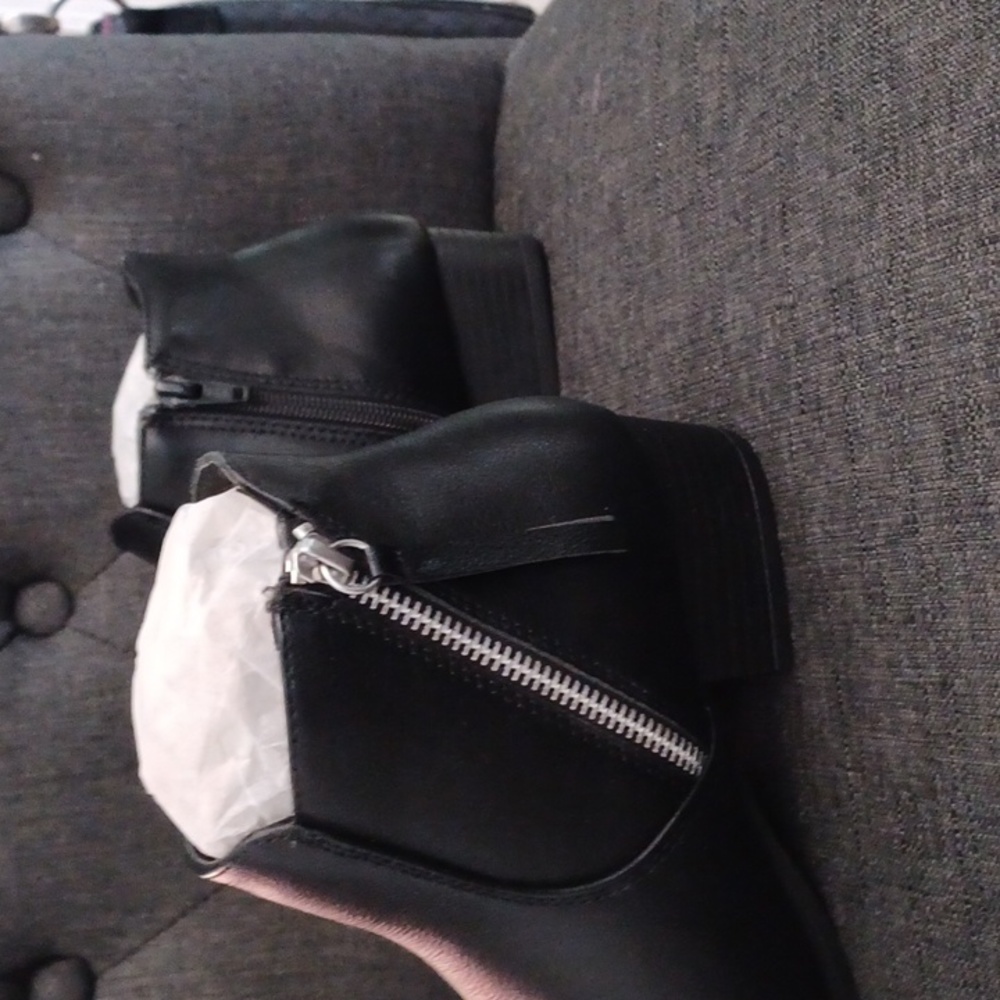 Boot - Picture 3 of 5